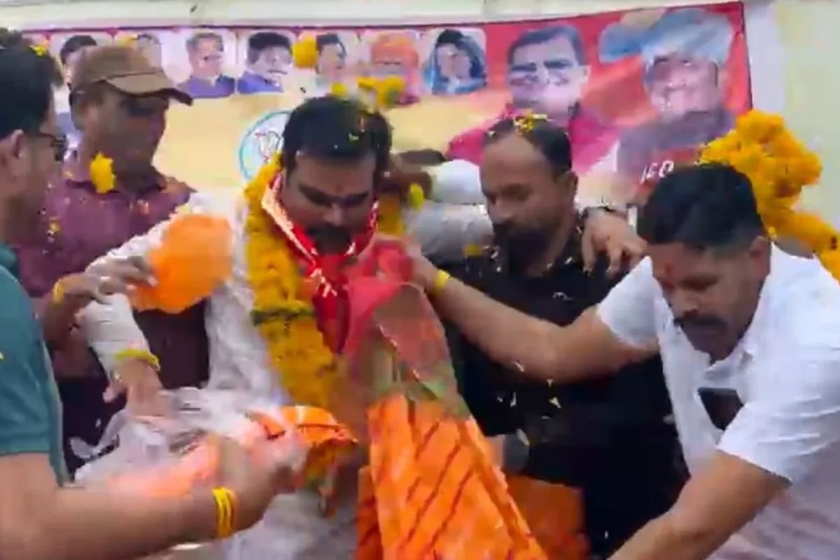 देवास में भाजपा किसान मोर्चा जिलाध्यक्ष के स्वागत कार्यक्रम में टूटा मंच, वीडियो वायरल