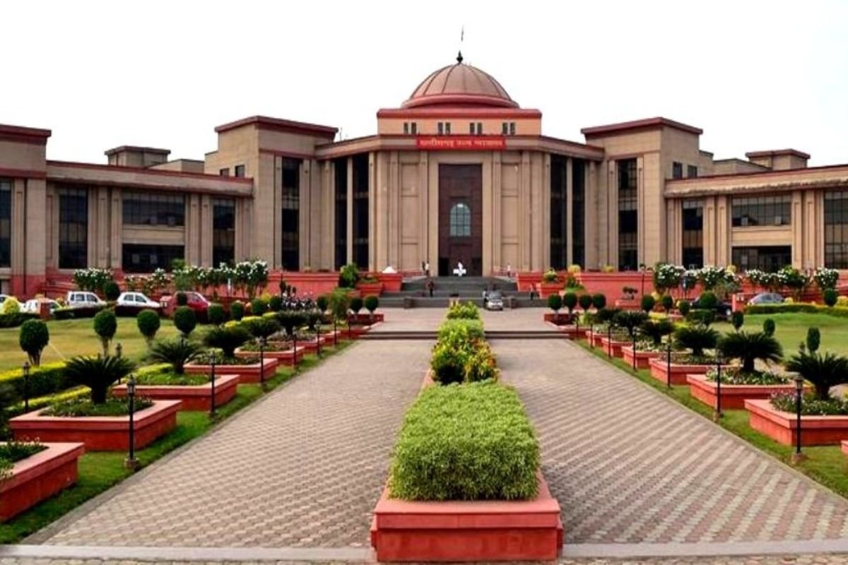 शिक्षाकर्मियों को हाईकोर्ट से बड़ा झटका, समान वेतनमान की मांग खारिज