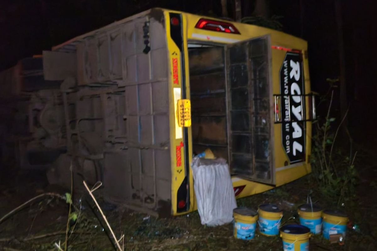 NH-30 पर बड़ा सड़क हादसा: रायपुर से कोंटा जा रही बस पलटी, शिक्षिका की मौत; 15 यात्री घायल