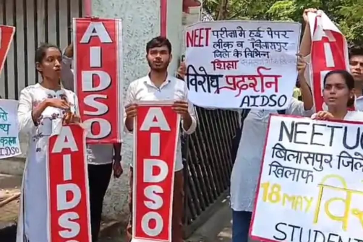 Bilaspur News: बिलासपुर में NEET पेपर लीक के खिलाफ छात्रों का प्रदर्शन, निष्पक्ष जांच की उठी मांग