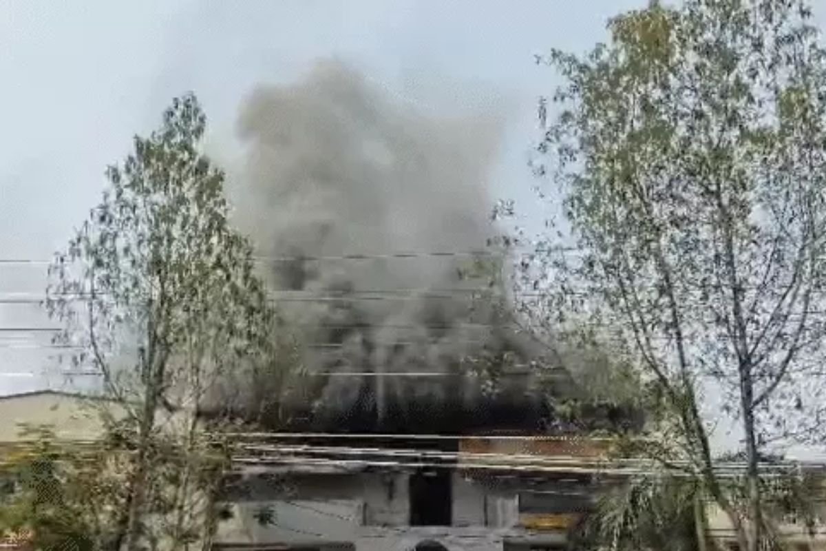 बिलासपुर के व्यापार विहार में खाद्य तेल गोदाम में भीषण आग, लाखों का सामान जलकर खाक