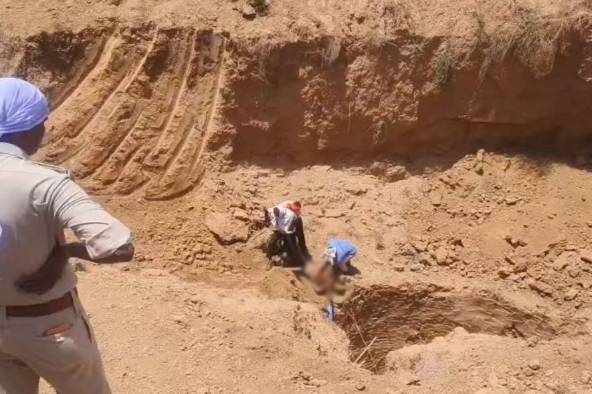 MP News: पन्ना में कुएं की खुदाई के दौरान बड़ा हादसा, मिट्टी धंसने से 5 मजदूर दबे, एक की मौत