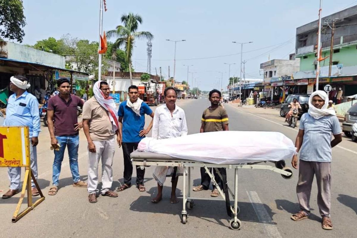 गरियाबंद न्यूज: प्रसूता की मौत पर भड़के परिजन, हाईवे पर शव रखकर किया चक्काजाम