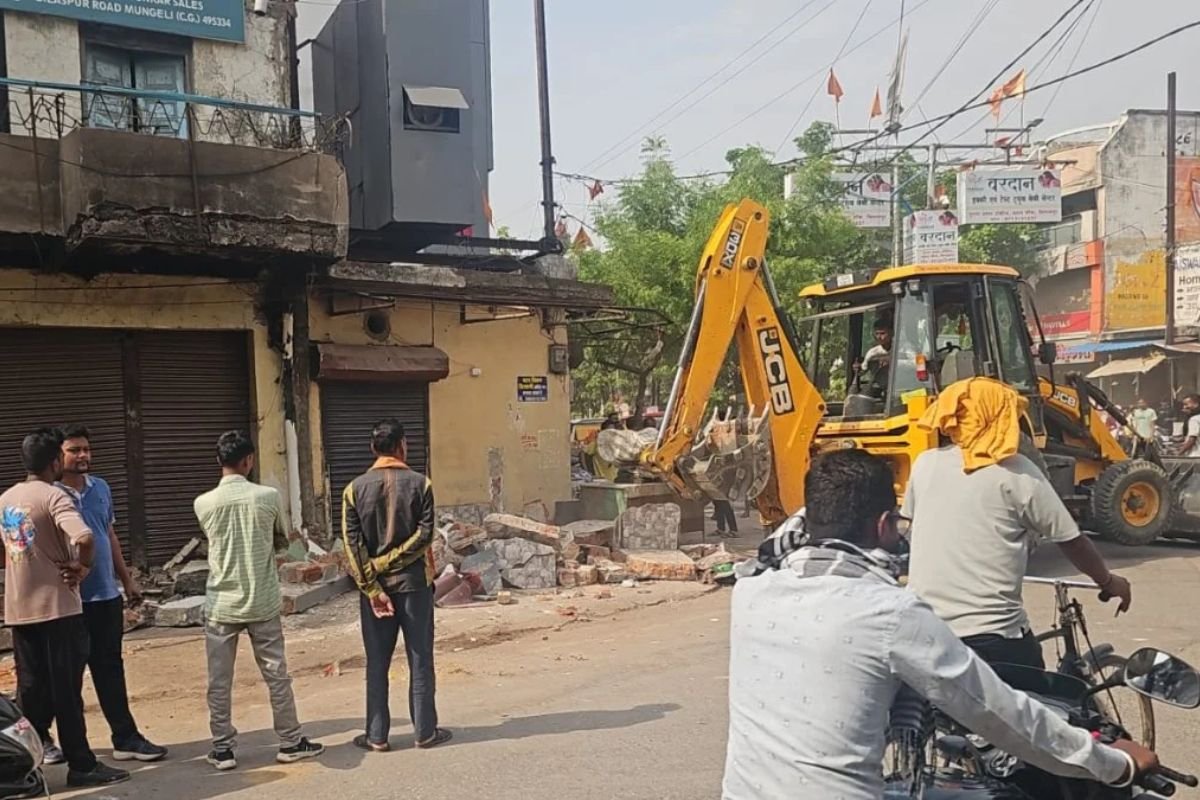 मुंगेली में चला प्रशासन का बुलडोजर: दाऊपारा से कलेक्टर निवास तक हटाया गया अतिक्रमण