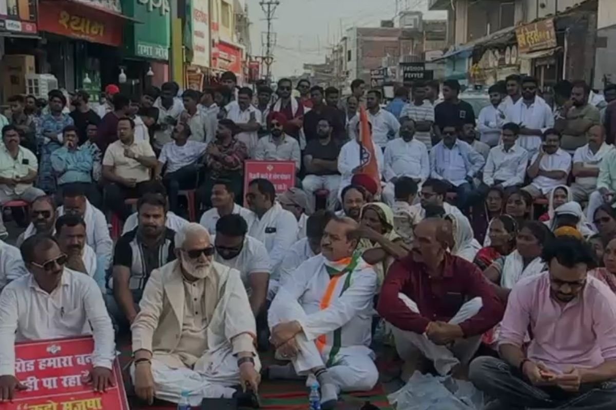 बिजली कटौती और बदहाल सड़कों को लेकर कांग्रेस का प्रदर्शन, अंबिकापुर में किया चक्काजाम