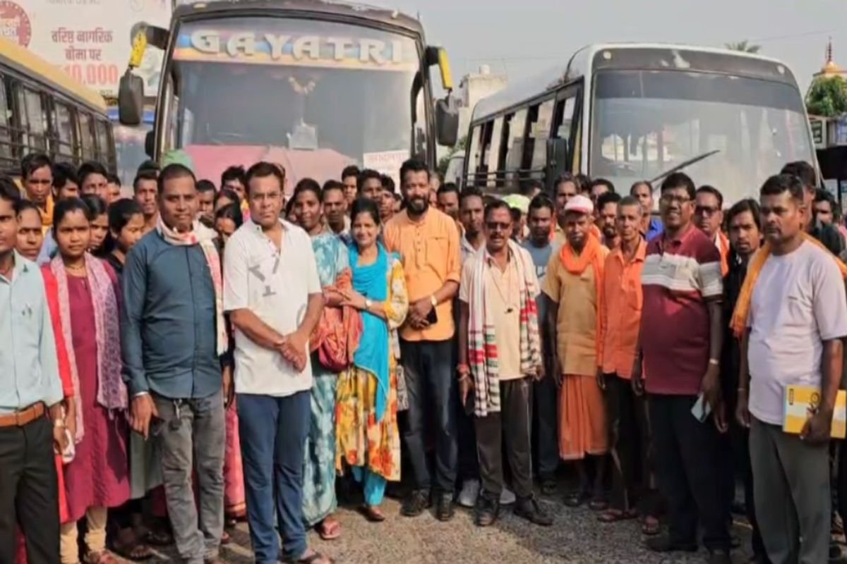 Jagdalpur News: धर्मांतरित परिवारों की डी-लिस्टिंग की मांग तेज, बस्तर से 1200 आदिवासी दिल्ली रवाना
