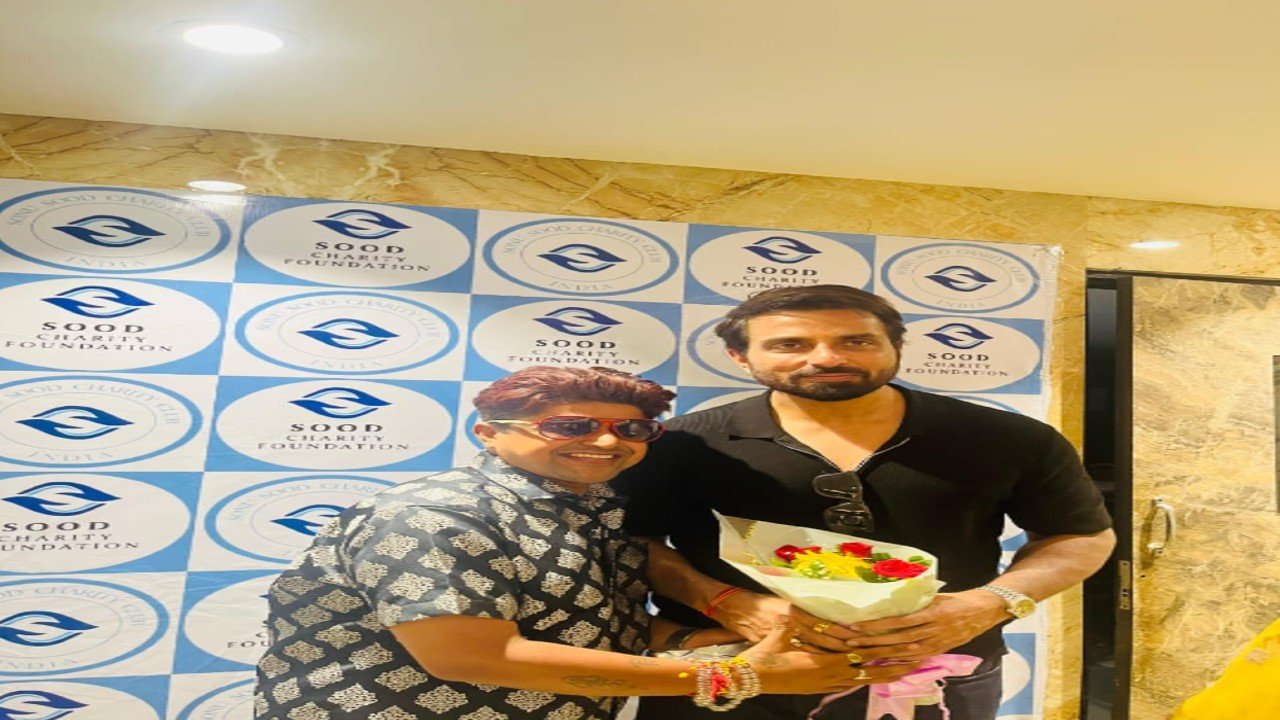भिलाई पहुंचे अभिनेता सोनू सूद, फिल्म प्रमोटर विकास यादव से की मुलाकात, सूद चैरिटी फाउंडेशन से जुड़ने की अपील