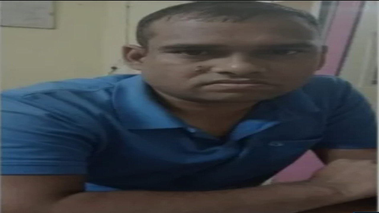 Durg News: दुर्ग कैंसर अस्पताल में पदस्थ प्रधान आरक्षक 15 हजार रुपये की रिश्वत लेते गिरफ्तार, ACB की ट्रैप कार्रवाई में रंगे हाथ पकड़ा