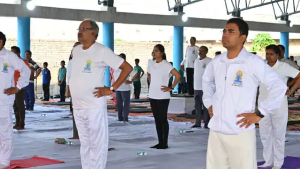 Balodabazar News: बलौदाबाजार में अंतर्राष्ट्रीय योग दिवस पर सामूहिक योगाभ्यास, सांसद बृजमोहन अग्रवाल ने दिलाई नशामुक्ति की शपथ
