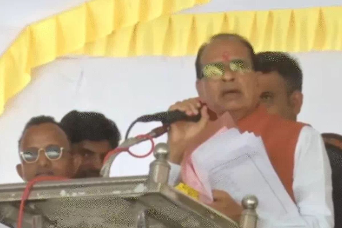“जनता भगवान है, उसे खड़ा क्यों करवा रहे हैं?” सिलवानी कार्यक्रम में शिवराज का संचालक को दो टूक जवाब