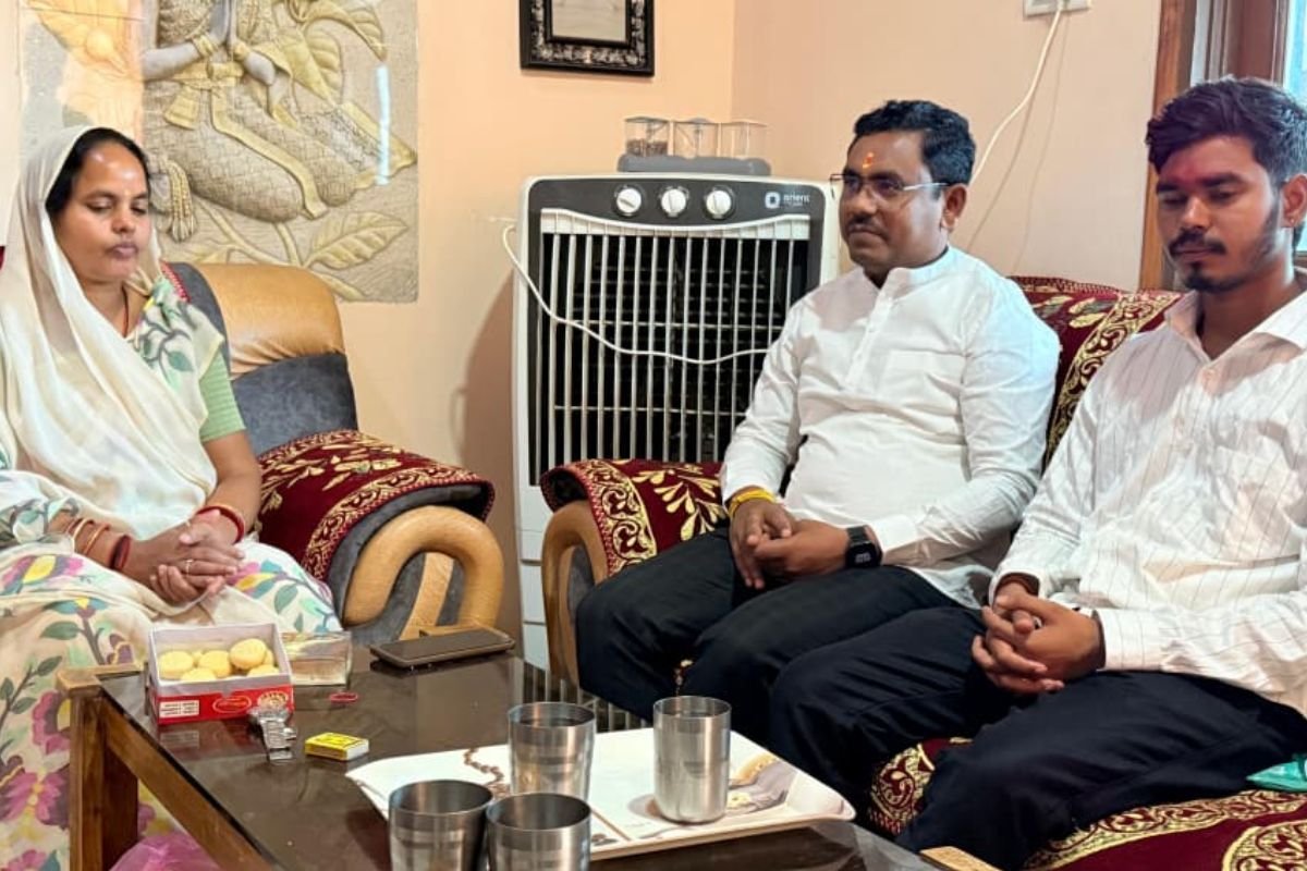 भाजपा प्रत्याशी सुरेंद्र साहू ने नव निर्वाचित जनपद सदस्य उर्वशी साहू को दी बधाई, विकास के लिए सहयोग का दिया भरोसा