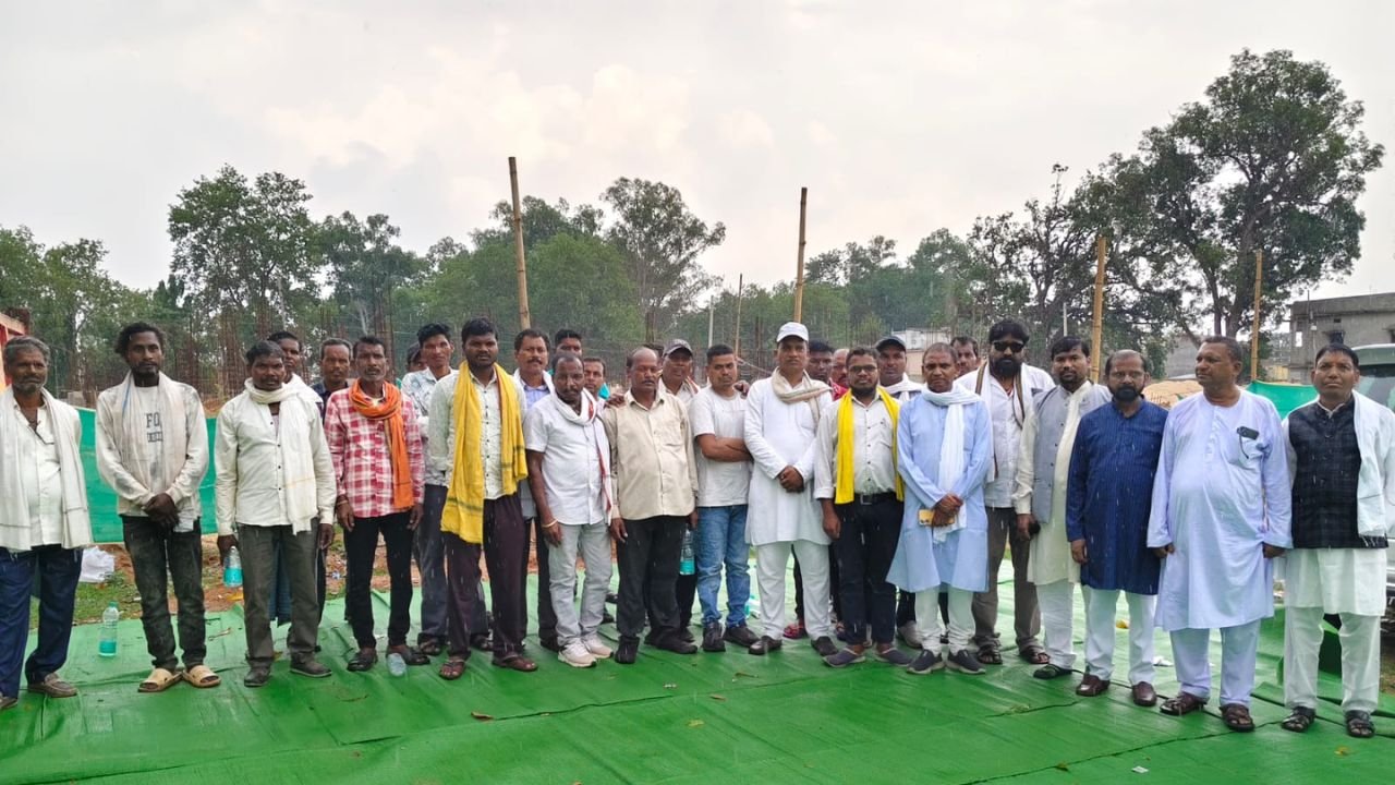 Surajpur News: डीजल-खाद संकट पर भड़के किसान, प्रतापपुर में एसडीएम कार्यालय का घेराव कर की नारेबाजी