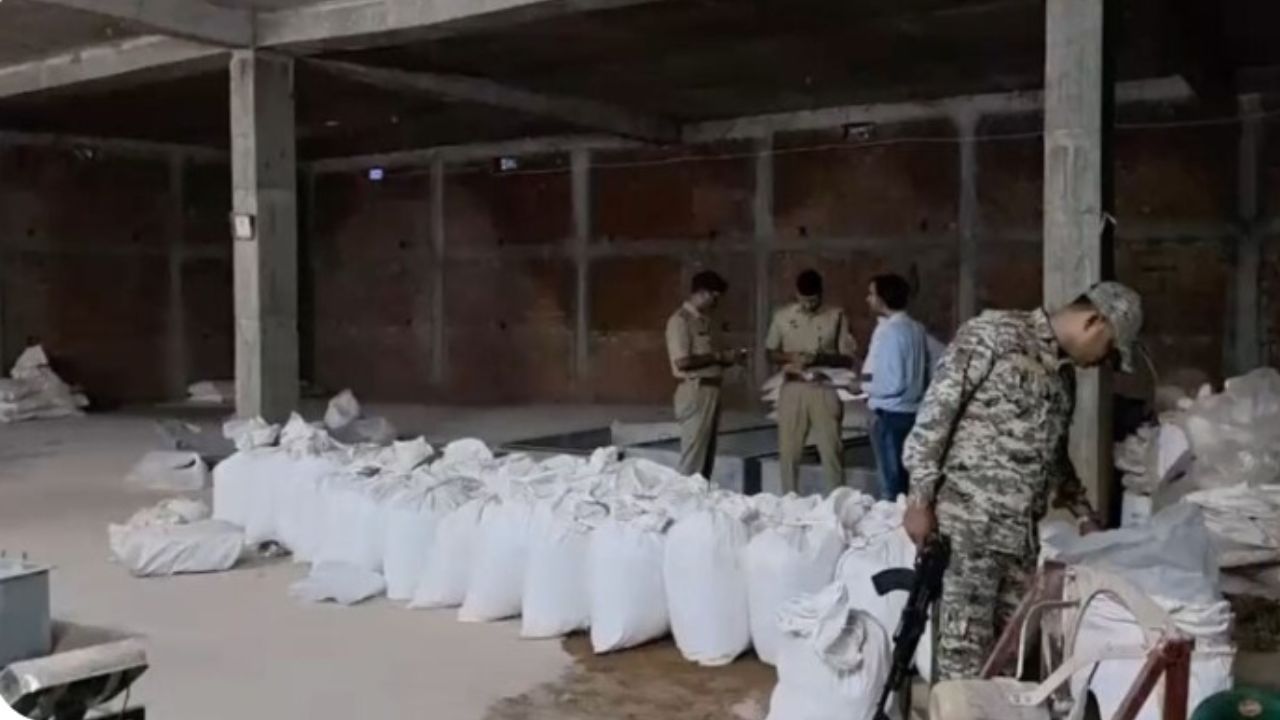 Durg News: वॉशिंग पाउडर की आड़ में चल रही थी जर्दा गुटखा फैक्ट्री, दुर्ग पुलिस ने किया भंडाफोड़, भारी मात्रा में सामग्री जब्त, आरोपी फरार