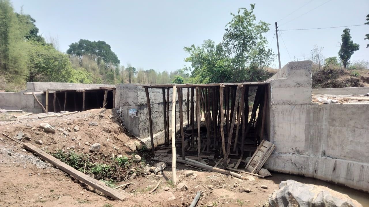 सूरजपुर: लाखों की पुलिया पर उठे सवाल, दवनकरा पटेलपारा में निर्माण कार्य में अनियमितता के आरोप