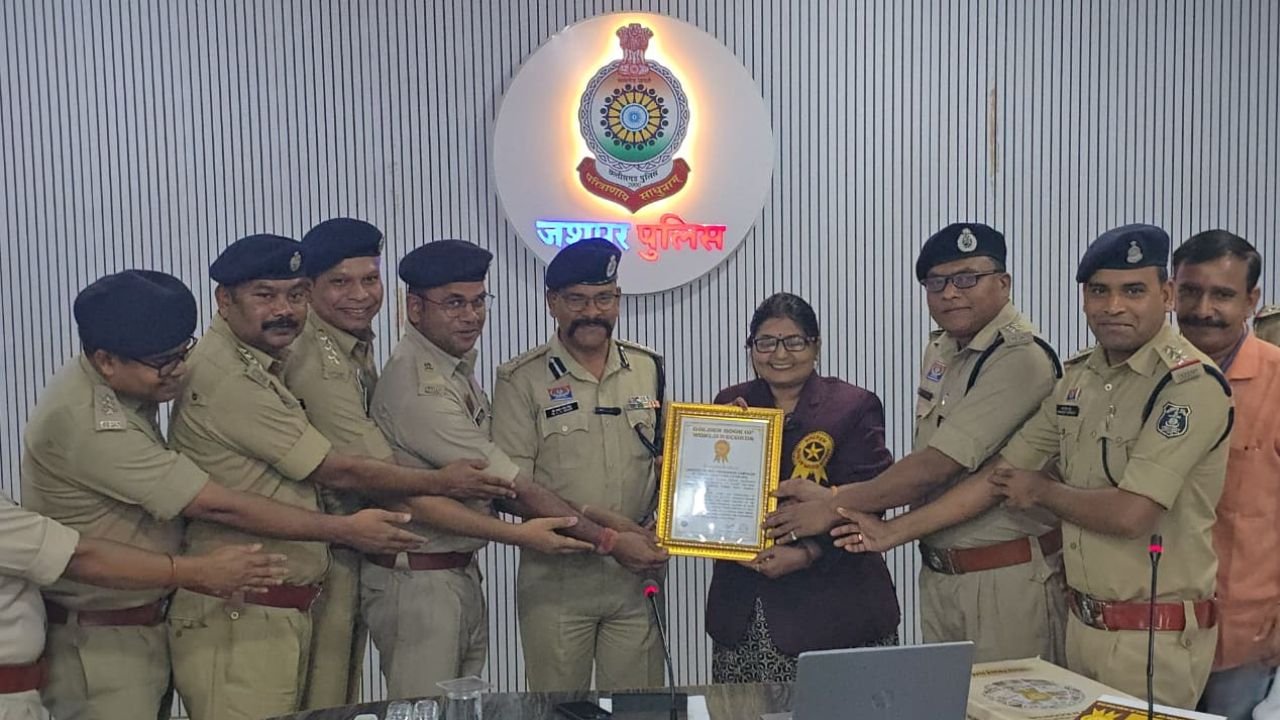 Jashpur News: जशपुर पुलिस का बड़ा कारनामा: 766 गांवों में एक साथ जन चौपाल लगाकर बनाया गोल्डन बुक ऑफ वर्ल्ड रिकॉर्ड