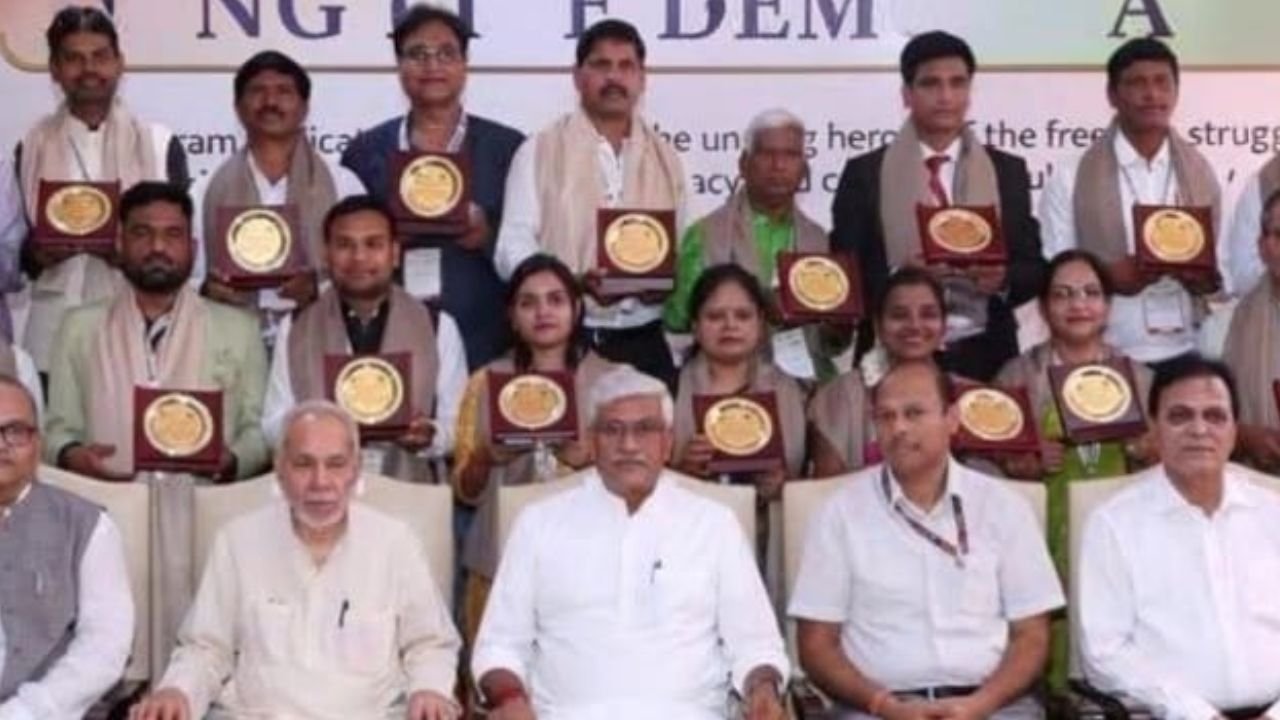 Durg News: CCRT ने किया दुर्ग के शिक्षक का सम्मान, स्वतंत्रता संग्राम के दस्तावेजीकरण में दिया अहम योगदान