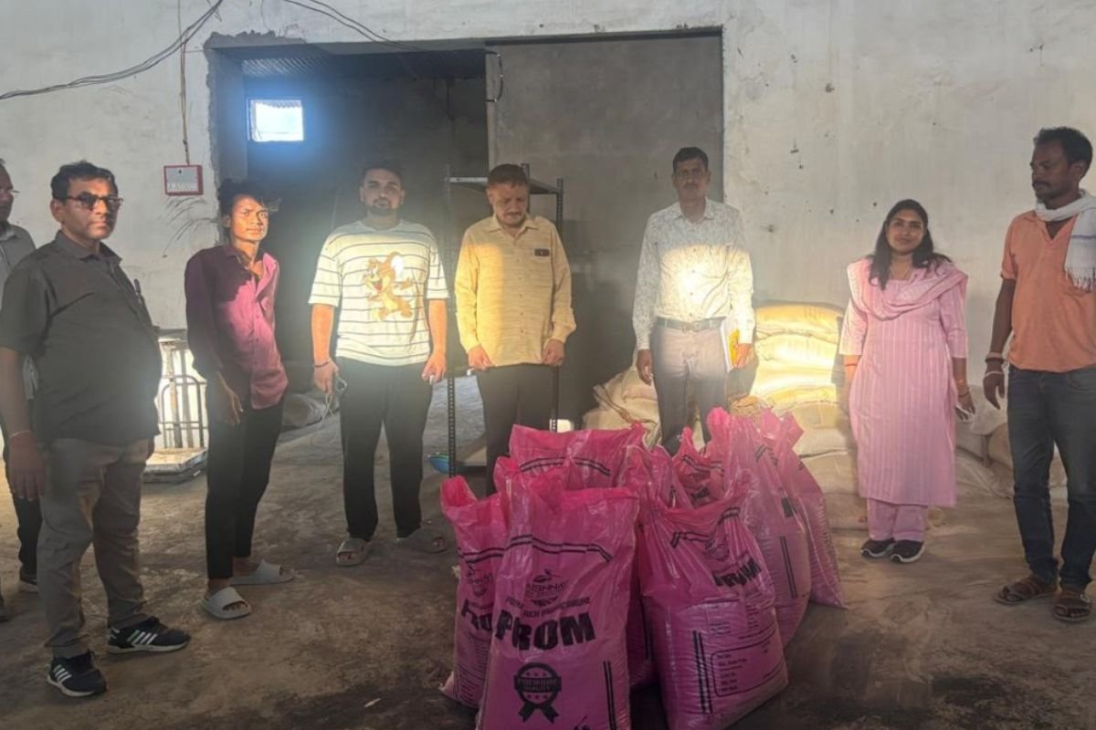 Mahasamund News: किसानों के हित में सख्ती, राज्य में चलाया विशेष निरीक्षण अभियान, वैष्णवी एग्रो इंडस्ट्रीज से 550 किलो संदिग्ध उर्वरक जब्त