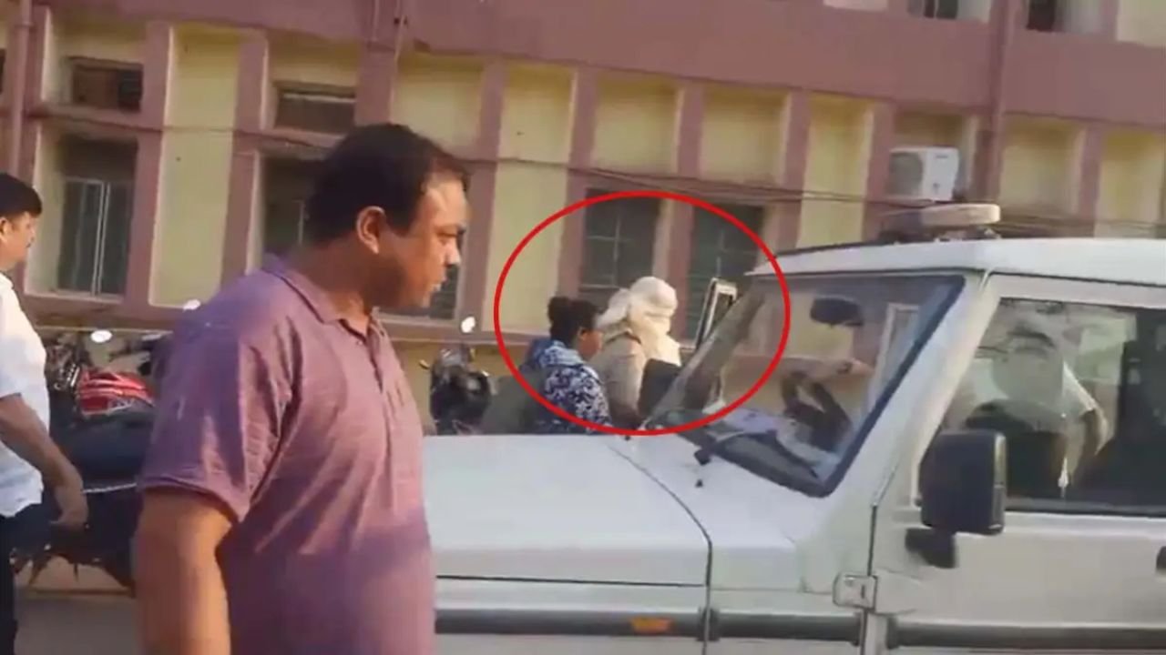 Mahasamund Crime News: चावल के दानों से भविष्य बताने वाले ‘बासमती बाबा’ पर दुष्कर्म का आरोप, पुलिस ने किया गिरफ्तार