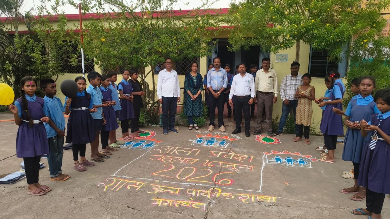CG News: तिलक, आरती और मिठाई के साथ नवप्रवेशी विद्यार्थियों का स्वागत, नि:शुल्क पुस्तकों व गणवेश का वितरण