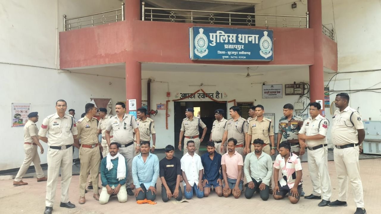 Surajpur News: डायल-112 जवानों पर जानलेवा हमले के आरोपियों को पुलिस ने निकाला जुलूस, “जुर्म करना पाप है, पुलिस तुम्हारा बाप है” नारे भी लगवाए