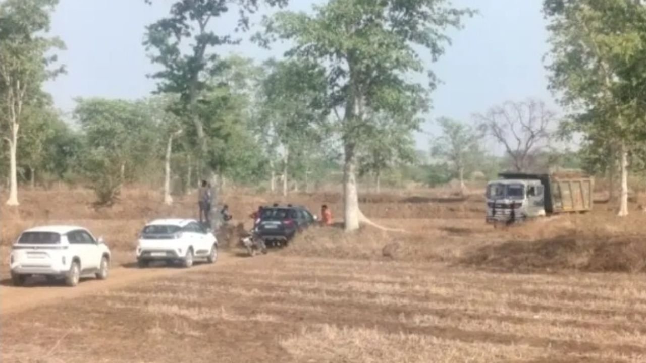Durg News: ढौर में अवैध मुरूम खनन पर प्रशासन की कार्रवाई, जांच के दौरान परिवहन करते वाहन पकड़े गए