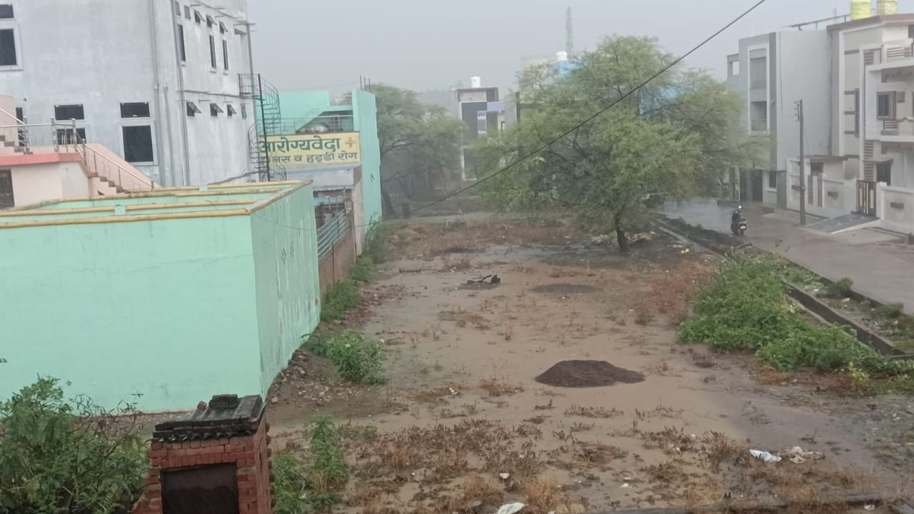 Durg News: उतई में झमाझम बारिश से बदला मौसम का मिजाज, किसानों के चेहरों पर लौटी मुस्कान
