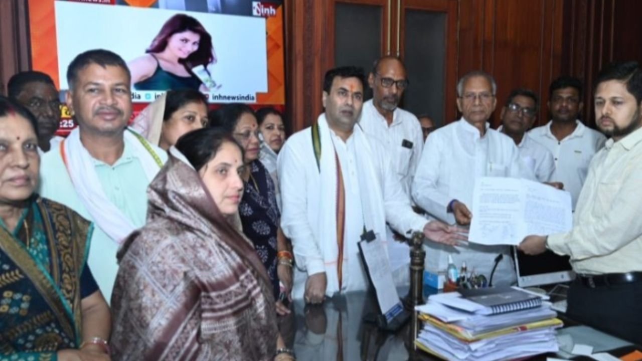 Durg News: खाद-बीज संकट और अस्पताल लापरवाही पर कांग्रेस का प्रदर्शन, ताम्रध्वज साहू ने कलेक्टर को सौंपा ज्ञापन