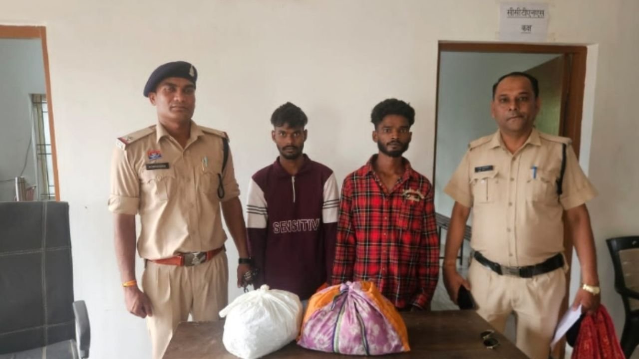 Durg News: पुलगांव पुलिस की बड़ी कार्रवाई, 3 किलो गांजा के साथ दो तस्कर गिरफ्तार, ग्राहकों की तलाश में घूम रहे थे आरोपी