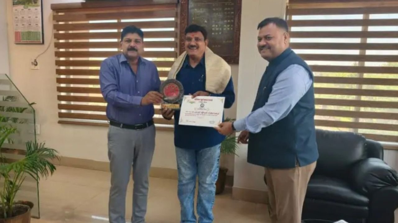 Bhilai News: वरिष्ठ पत्रकार टी. सूर्या राव की सजगता से टली बड़ी रेल दुर्घटना, दक्षिण पूर्व मध्य रेलवे ने किया सम्मानित