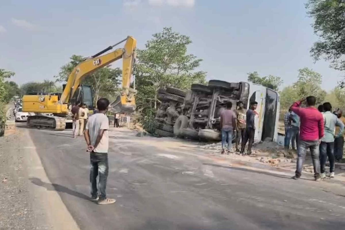 Katghora News: छुरी के पास राखड़ लदा ट्रक पलटा, कोरबा-कटघोरा मार्ग पर लगा एक किलोमीटर लंबा जाम