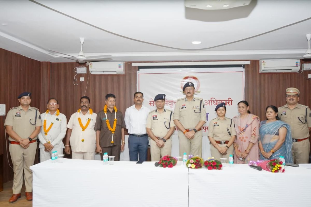 रायपुर कमिश्नरेट की अनूठी पहल: सेवानिवृत्त पुलिस अधिकारियों का सम्मेलन आयोजित, समाज सेवा में सक्रिय भूमिका निभाने का लिया संकल्प