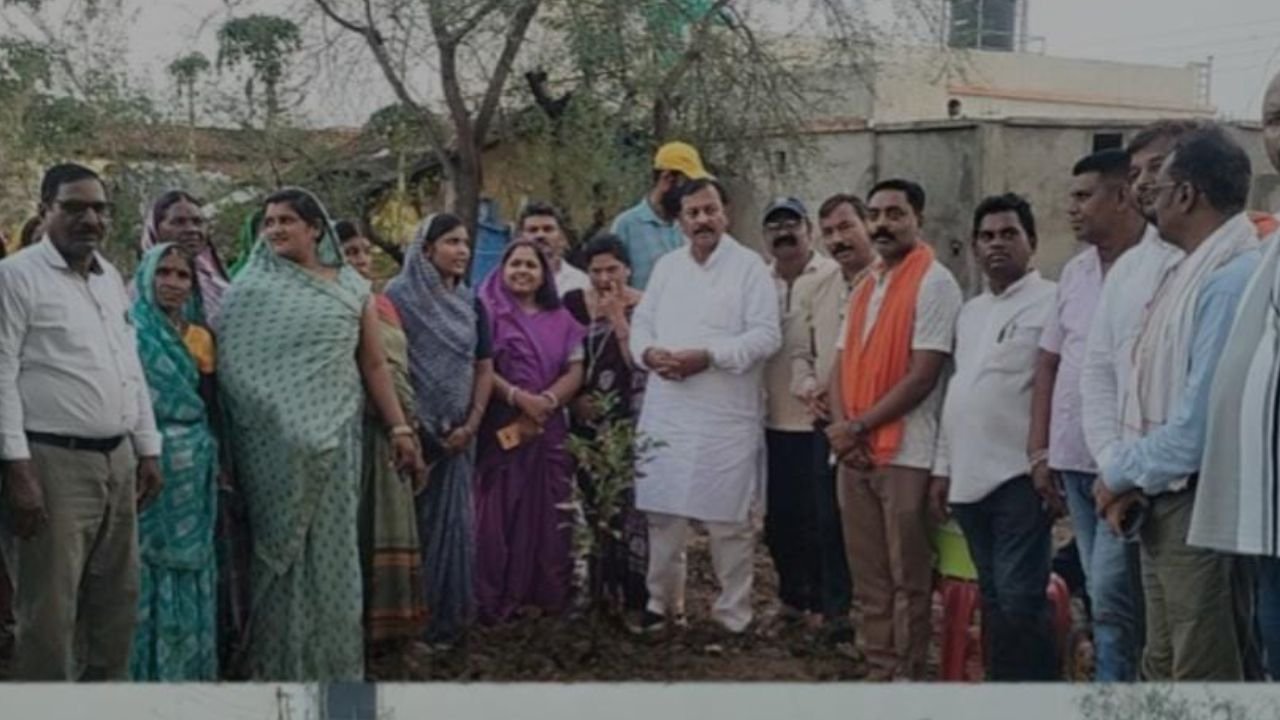 Durg News: सांसद विजय बघेल ने औंरी में निर्माणाधीन तालाब का किया निरीक्षण, वृक्षारोपण कर दिया जल संरक्षण का संदेश