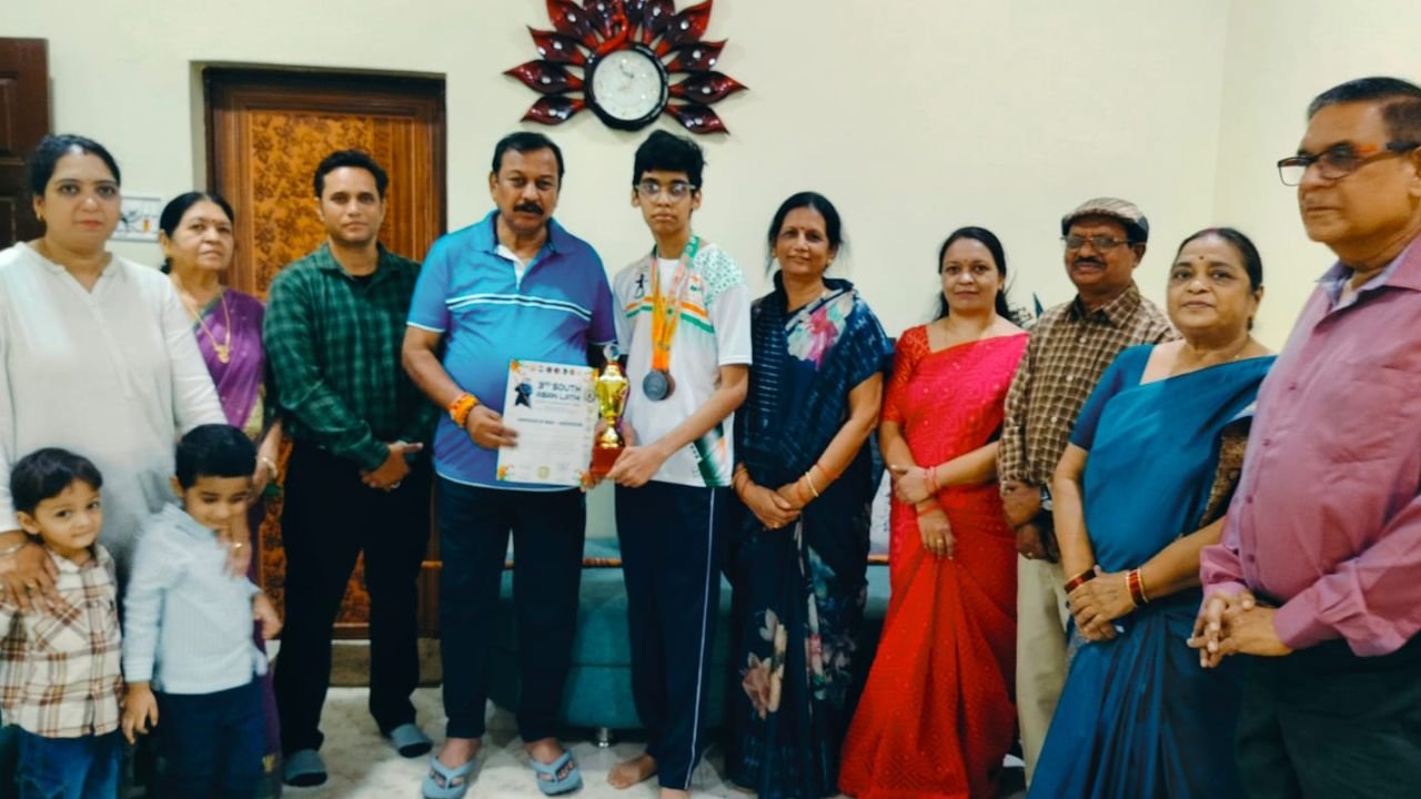 CG Bhilai News: अंतरराष्ट्रीय मंच पर चमके भिलाई के निवेध, सांसद विजय बघेल ने दी बधाई