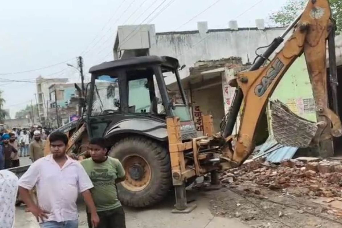 MP News: अतिक्रमण हटाने के दौरान हादसा, मकान का मलबा गिरने से व्यक्ति घायल, लोगों का फूटा गुस्सा