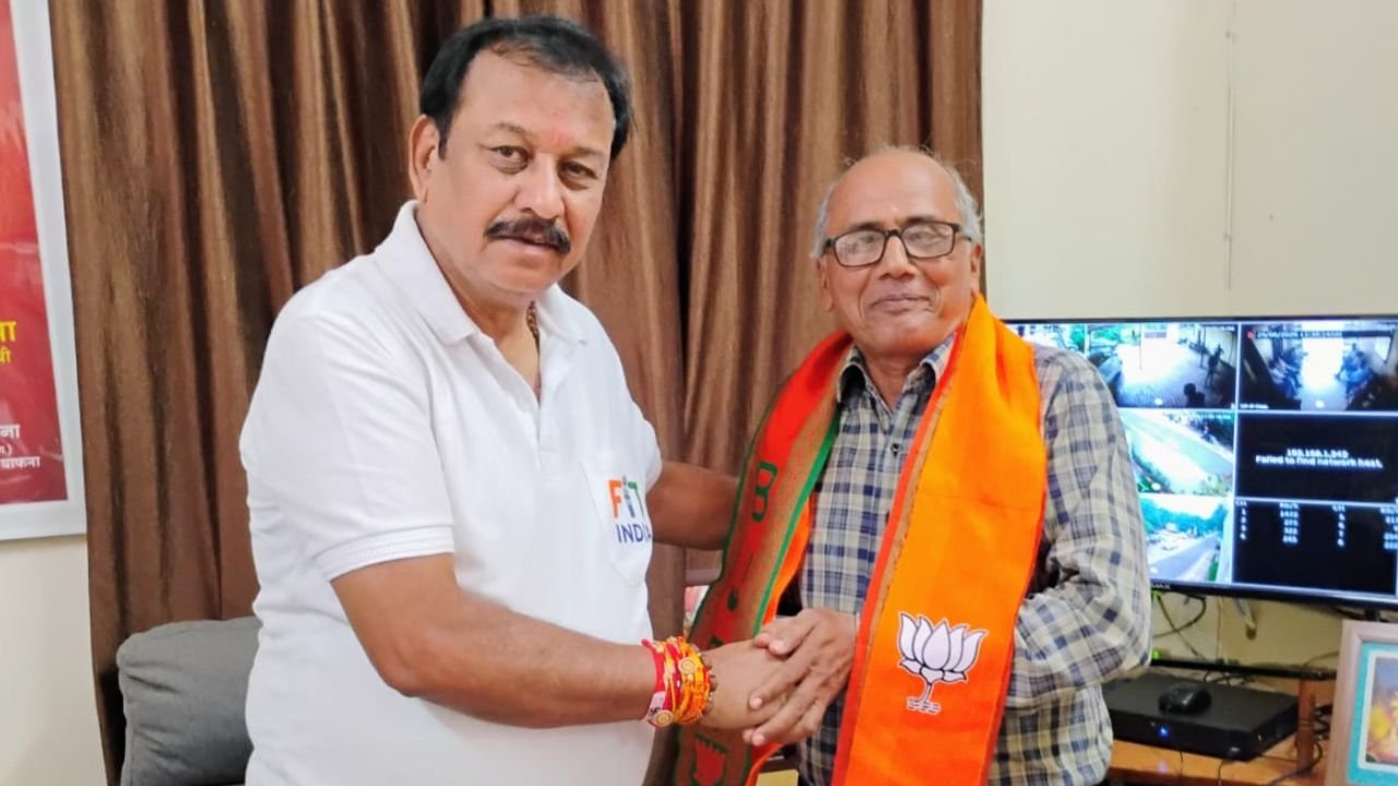 Durg News: सेवानिवृत्ति के साथ ही प्रधान पाठक बाल मुकुंद मढ़रिया भाजपा में शामिल, सांसद विजय बघेल ने दिलाई सदस्यता