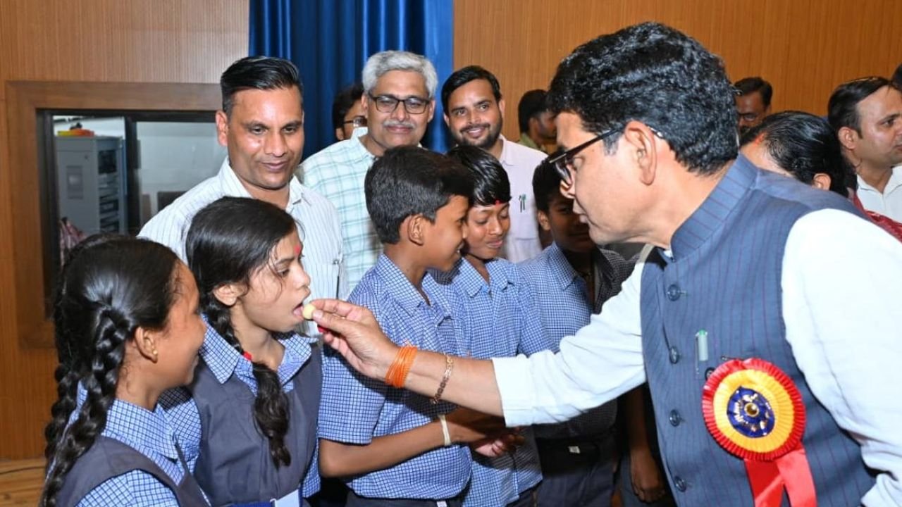 CG News: बलौदाबाजार में शाला प्रवेश उत्सव का आगाज, मंत्री टंक राम वर्मा ने कहा जिले के स्कूलों में डीएमएफ फंड से रखे जाएंगे 400 से अधिक शिक्षक