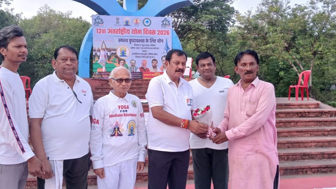 Bhilai News: भिलाई में विशाल योग महोत्सव, सांसद विजय बघेल ने कहा- योग को बनाएं दैनिक जीवन का हिस्सा