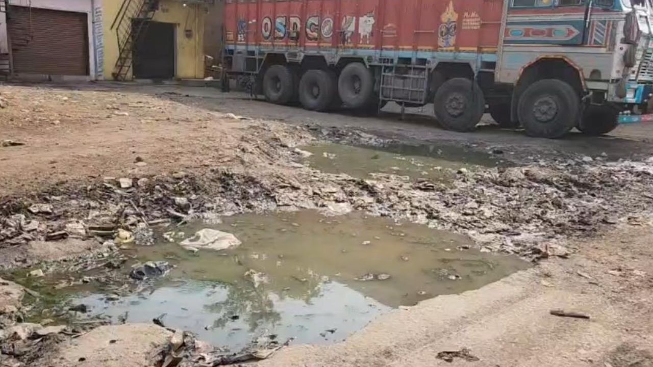 Raipur News: ट्रांसपोर्ट नगर में सफाई बड़ी चुनौती, अव्यवस्थित पार्किंग से बाधित हो रहा काम, बिरगांव नगर निगम