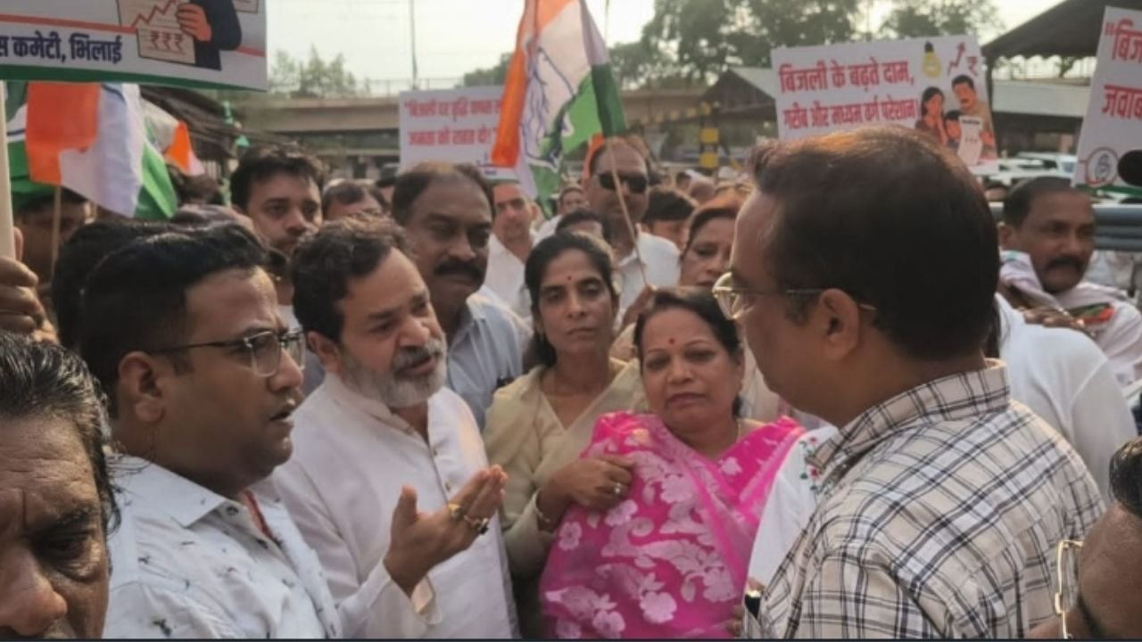 Bhilai Congress Protest: बिजली दर वृद्धि के खिलाफ कांग्रेस का हल्ला-बोल, भिलाई में बिजली कार्यालय का घेराव