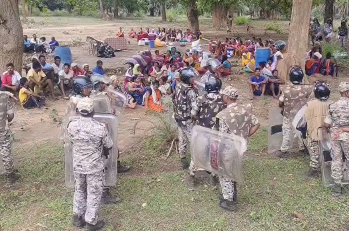 Narayanpur Breaking News: खड़का गांव में धर्मांतरण को लेकर विवाद, दो परिवारों को गांव छोड़ने का दबाव, पुलिस तैनात