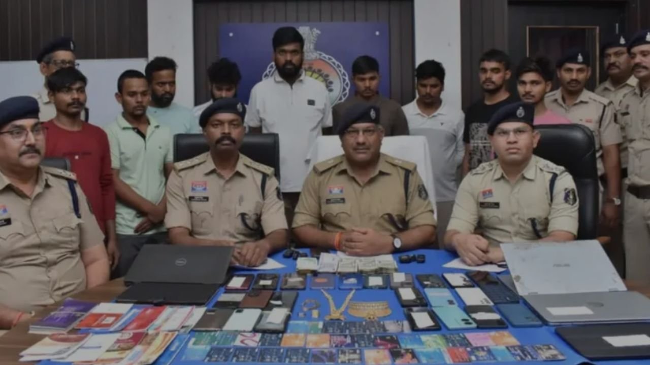 दुर्ग पुलिस का बड़ा एक्शन: डेढ़ करोड़ महीने का ऑनलाइन सट्टा रैकेट ध्वस्त, मास्टरमाइंड समेत 9 गिरफ्तार