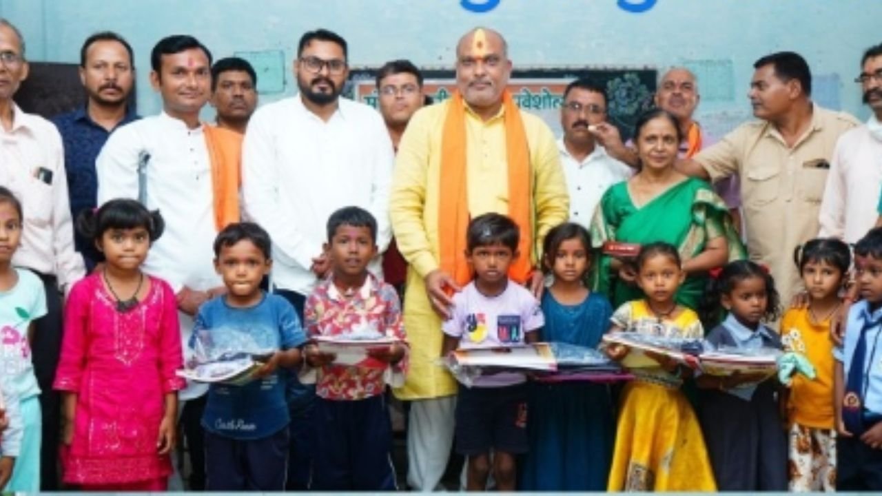 Durg News: शाला प्रवेशोत्सव में विधायक ललित चंद्राकर ने किया नवप्रवेशी बच्चों का स्वागत, बांटी पाठ्यपुस्तकें और गणवेश