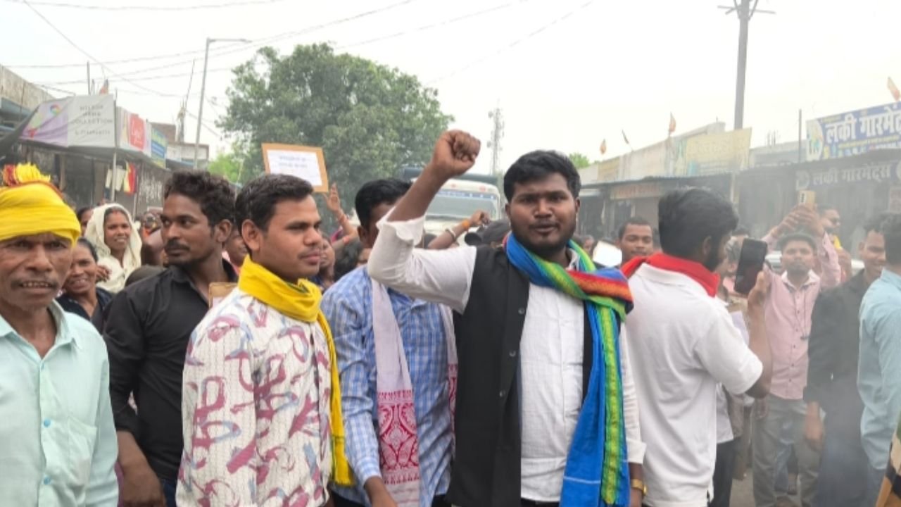 Surajpur News: ‘बनवासी’ शब्द पर आदिवासी समाज का विरोध, प्रतापपुर में अमित शाह का पुतला दहन
