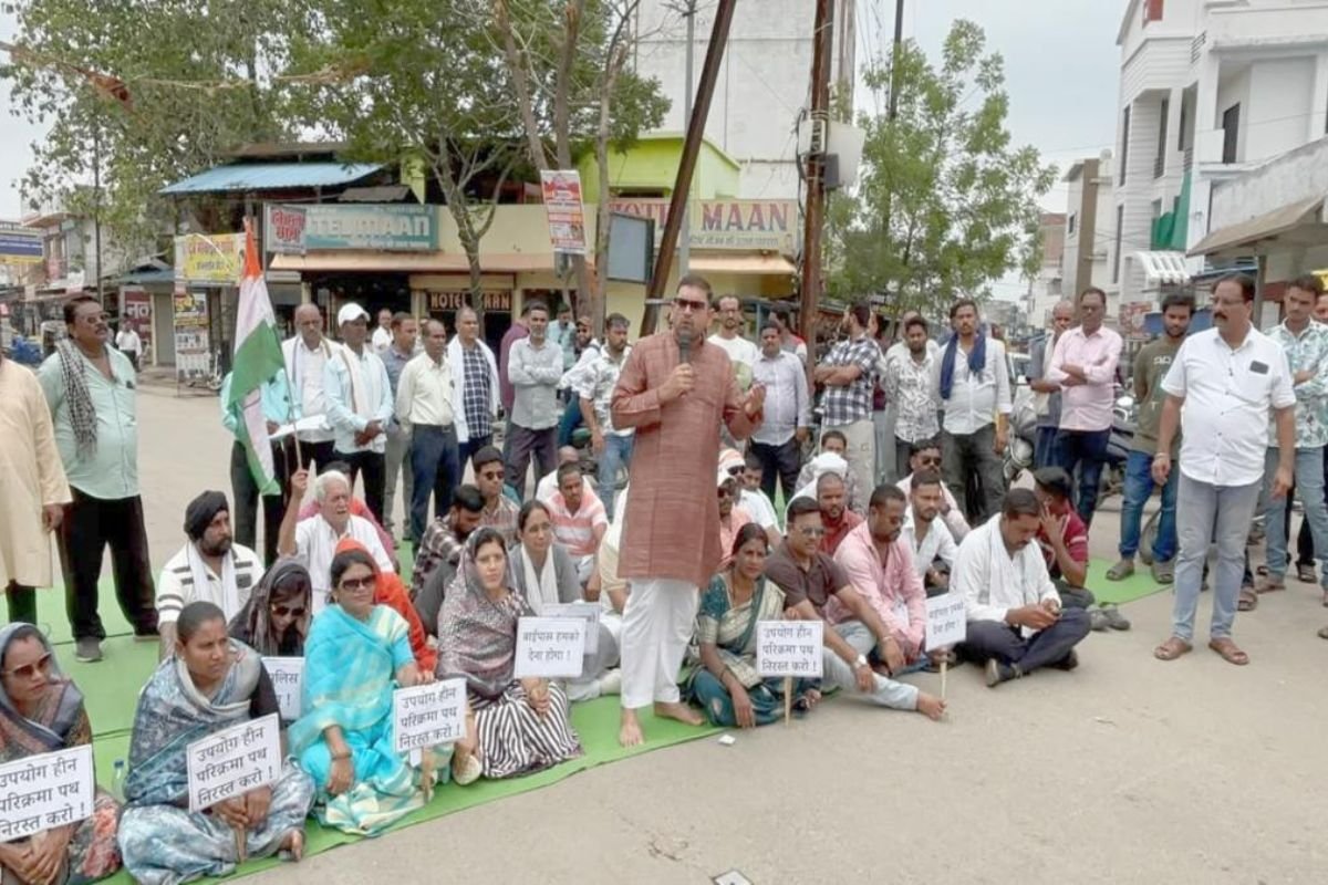 Dongargarh News: डोंगरगढ़ में परिक्रमा पथ परियोजना के खिलाफ कांग्रेस का उग्र प्रदर्शन, हाईवे पर लंबा जाम