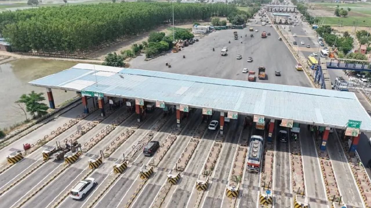 Free Flow Toll System: अब टोल पर नहीं रुकेंगे वाहन, फास्टैग से अपने आप कटेगा शुल्क, लंबी कतारों से मिलेगी राहत