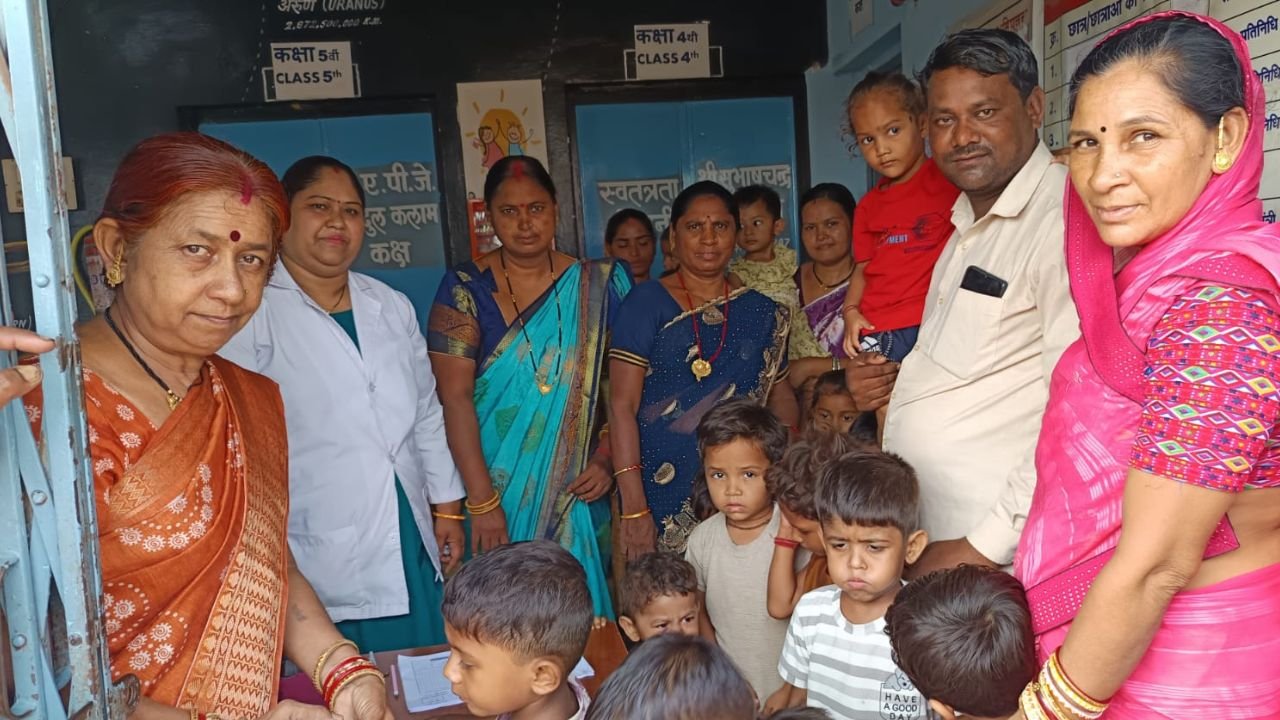 Durg News: नगर पंचायत उतई की सभी आंगनबाड़ियों में चला पोलियो टीकाकरण अभियान, प्रतिपक्ष नेता द्वारिका प्रसाद साहू ने बच्चों को पिलाई दवा