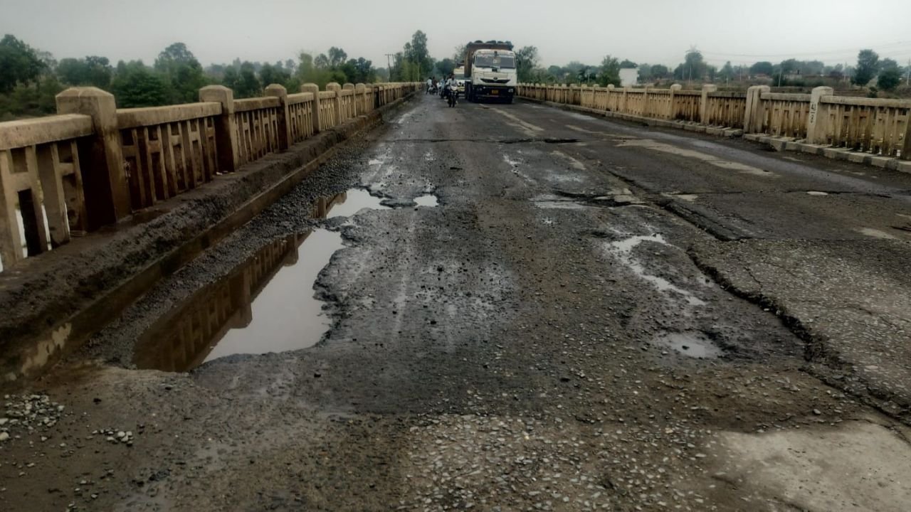 Surajpur News: भैसामुंडा महानदी पुल बना हादसों का केंद्र, बरसाती पानी में छिपे गड्ढों से रोज हो रहे हादसे