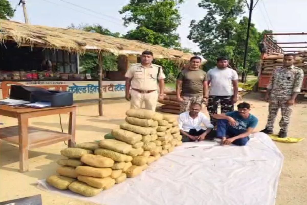 CG Crime News: छत्तीसगढ़ में गांजा तस्करी का बड़ा खुलासा, 94 किलो गांजा और आयशर ट्रक जब्त, दो आरोपी गिरफ्तार