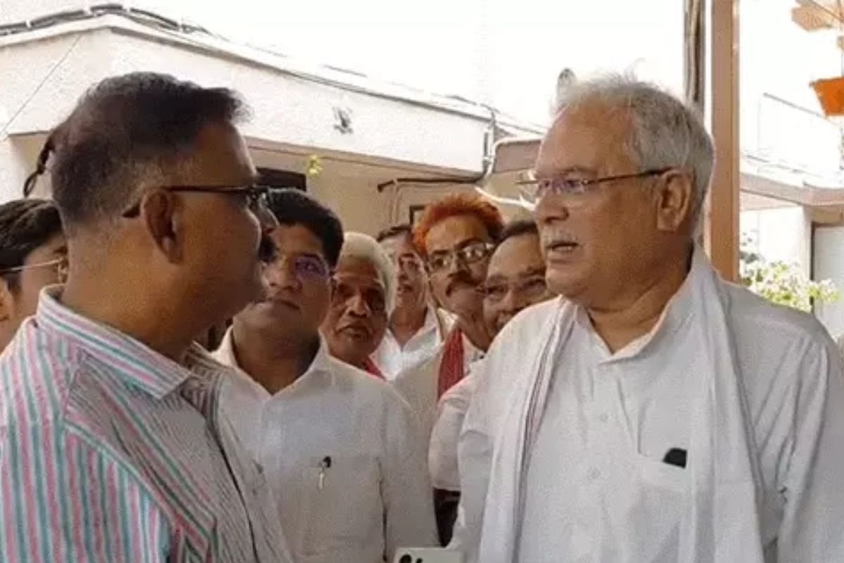 निलंबित CEO की भूपेश बघेल से मुलाकात पर सियासत गरमाई: भाजपा ने उठाए सवाल, रूपेश पांडेय बोले- यह सिर्फ औपचारिक भेंट थी