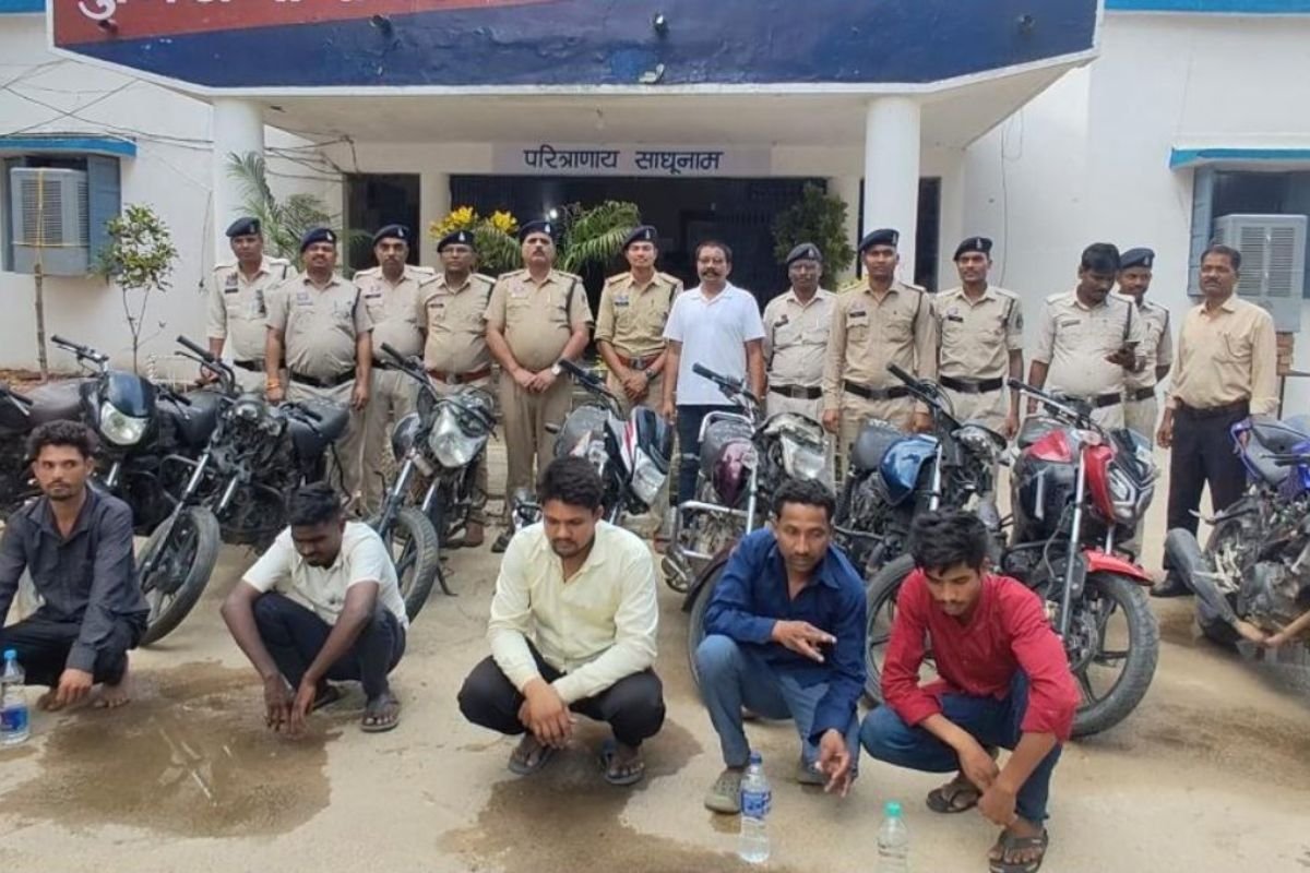 अंतरजिला वाहन चोर गिरोह का भंडाफोड़, मास्टरमाइंड समेत 5 आरोपी गिरफ्तार, 10 बाइक और ट्रैक्टर बरामद